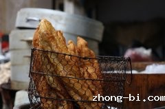 油条铝超标严重？如何筑牢食品安全网？